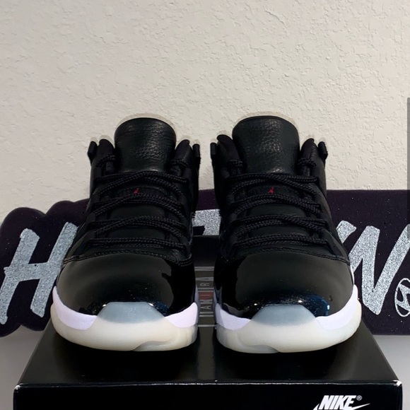 i’m selling the jordan 11 retro low 72-10